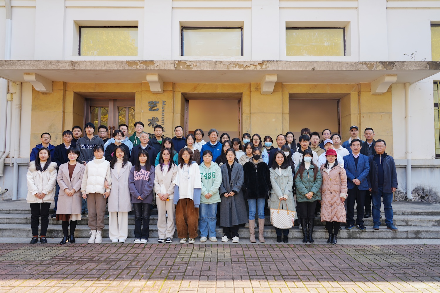 校领导与艺术设计系教师以及2021级学生留影(记者 晏华华 摄)