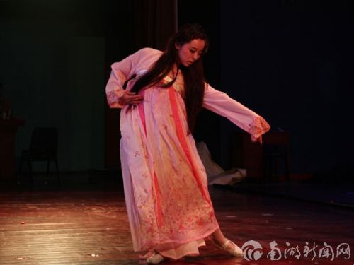 六号陈尚珺身着汉服,展现出古典之美。