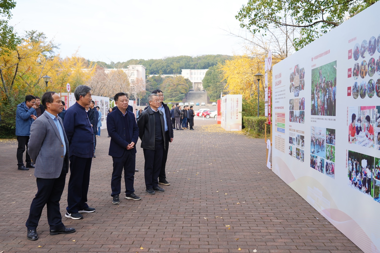 校领导观展