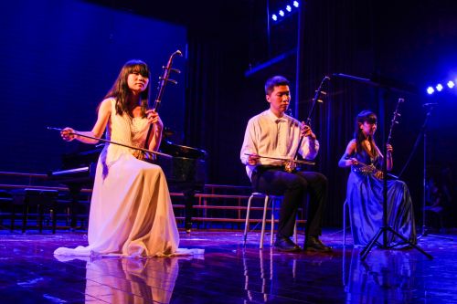 婉转的二胡声与背景钢琴声相应和