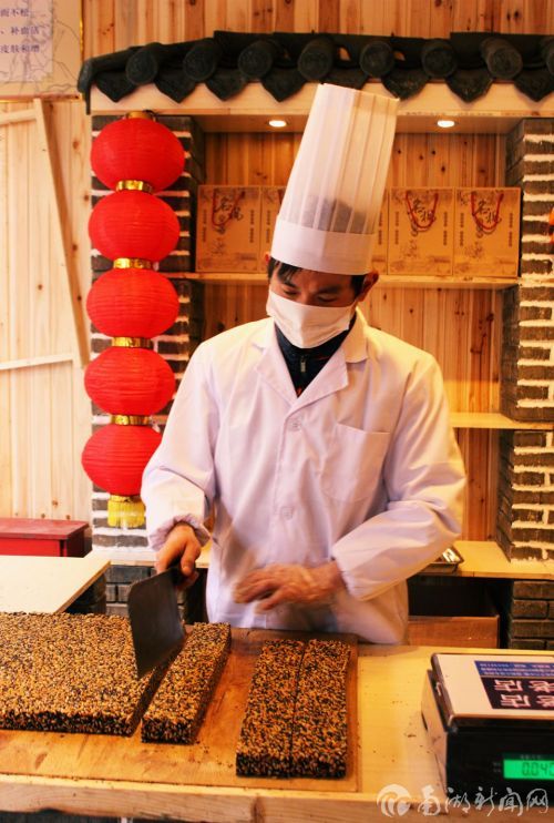 趁热做好的药膳酥温暖了鼻腔和胸膛。