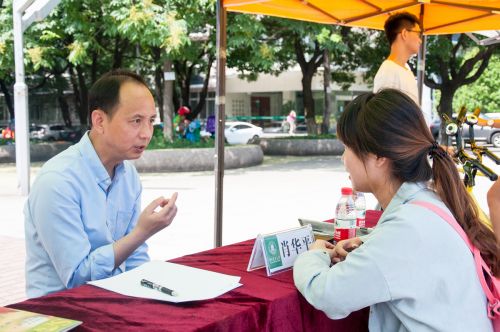 肖华平老师认真解决学生的心理问题 丁文杰