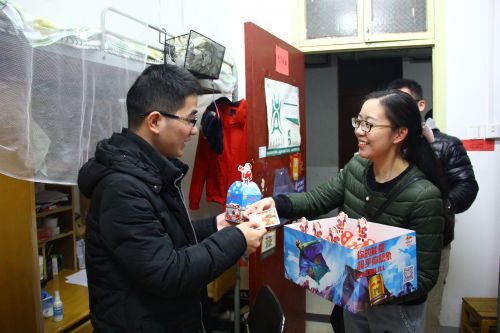 食科院辅导员胡小娱下寝室给考研的明子力同学送上苹果和贺卡