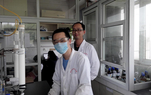 与学生在实验室合影