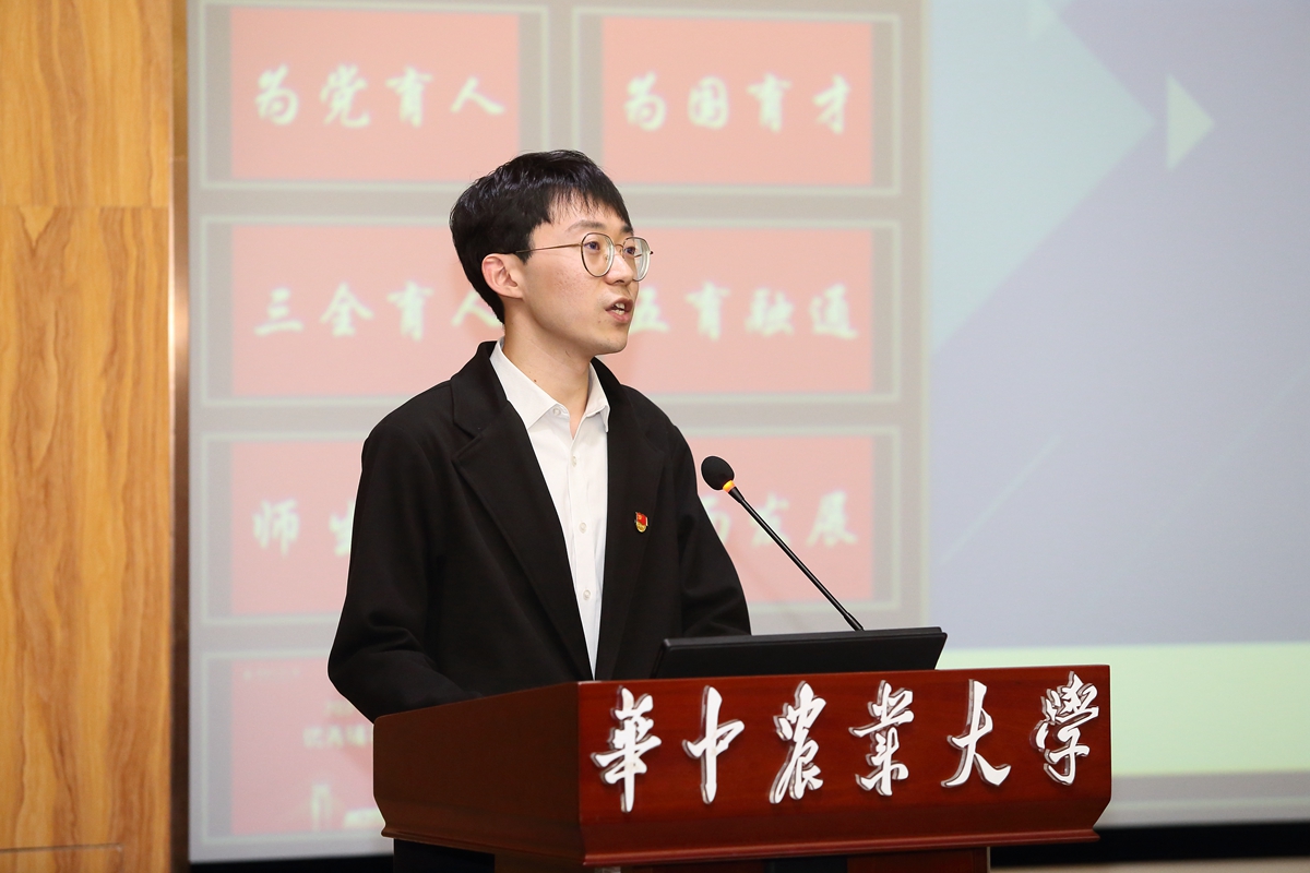 1200 信息学院高鹏淇老师作分享(通讯员 侯国涛 摄)