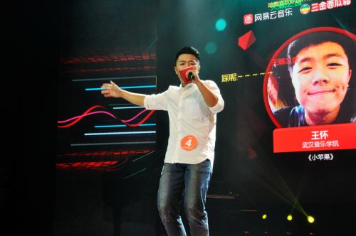 四号选手王怀来自武汉音乐学院，他自己改编的《小苹果》颠覆感官，唱得颇有些“高大上”