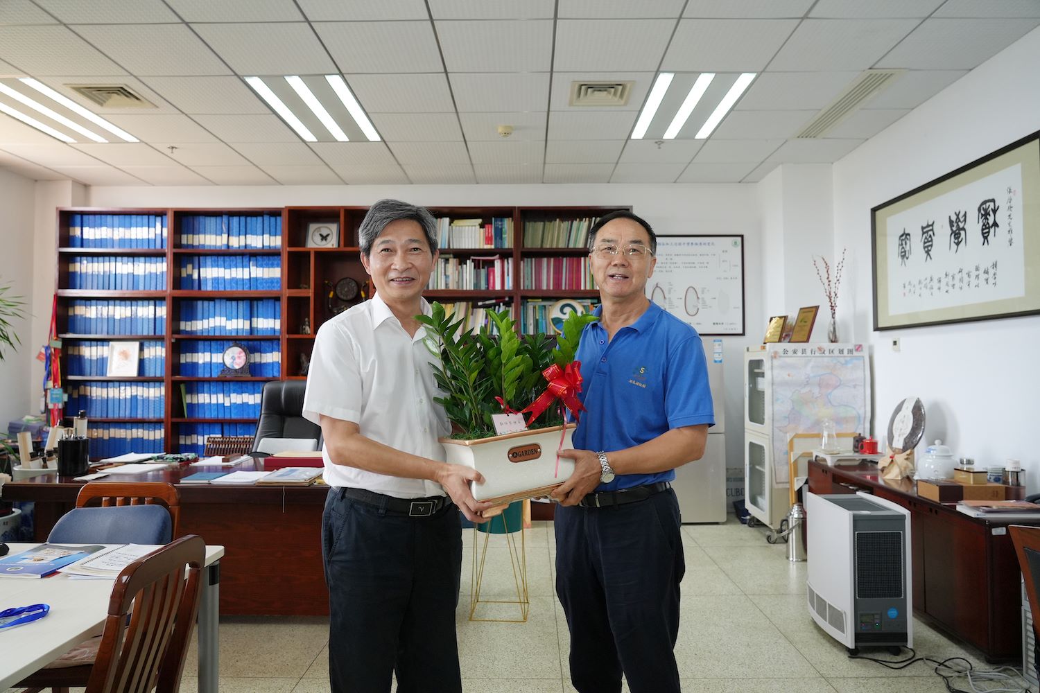 校党委书记高翅看望张启发院士(记者 晏华华)