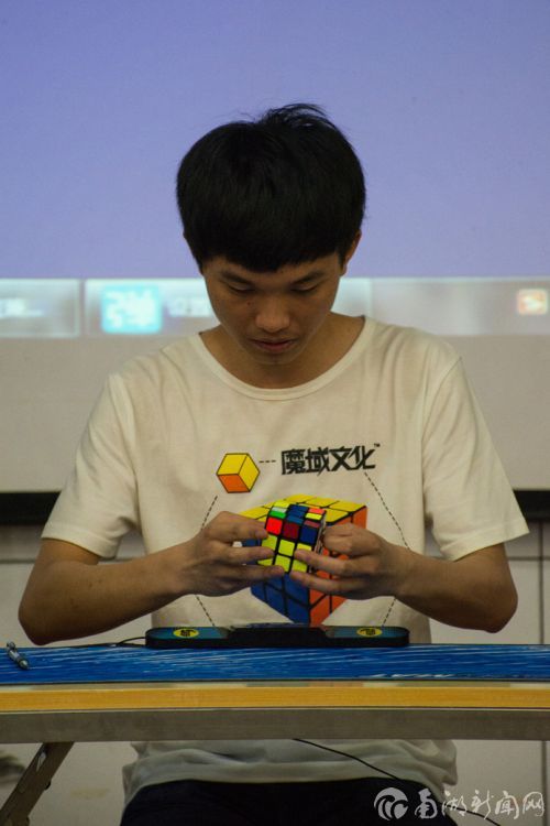 冠军选手正在比赛