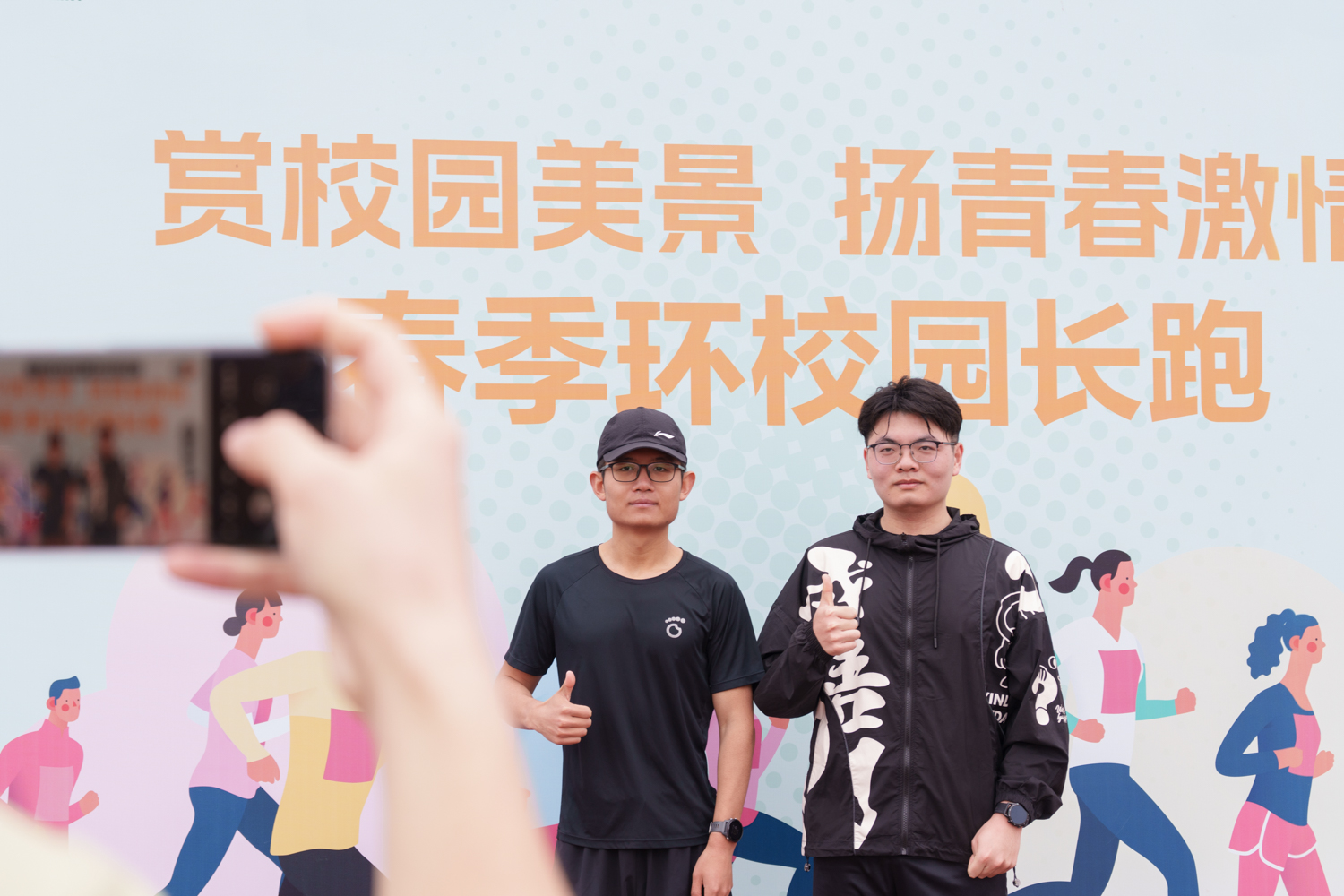 合影留念!(学通社记者 付欣然 摄)