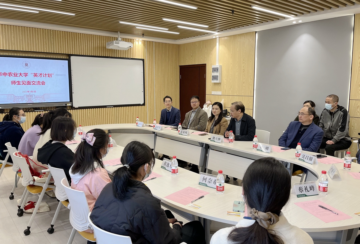 师生交流会(梅斌 摄)