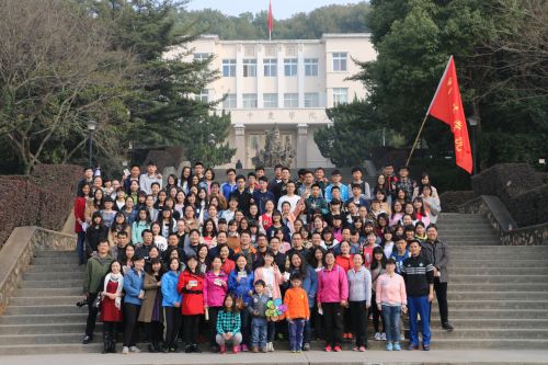 外国语学院师生代表在狮子山广场主楼前合影