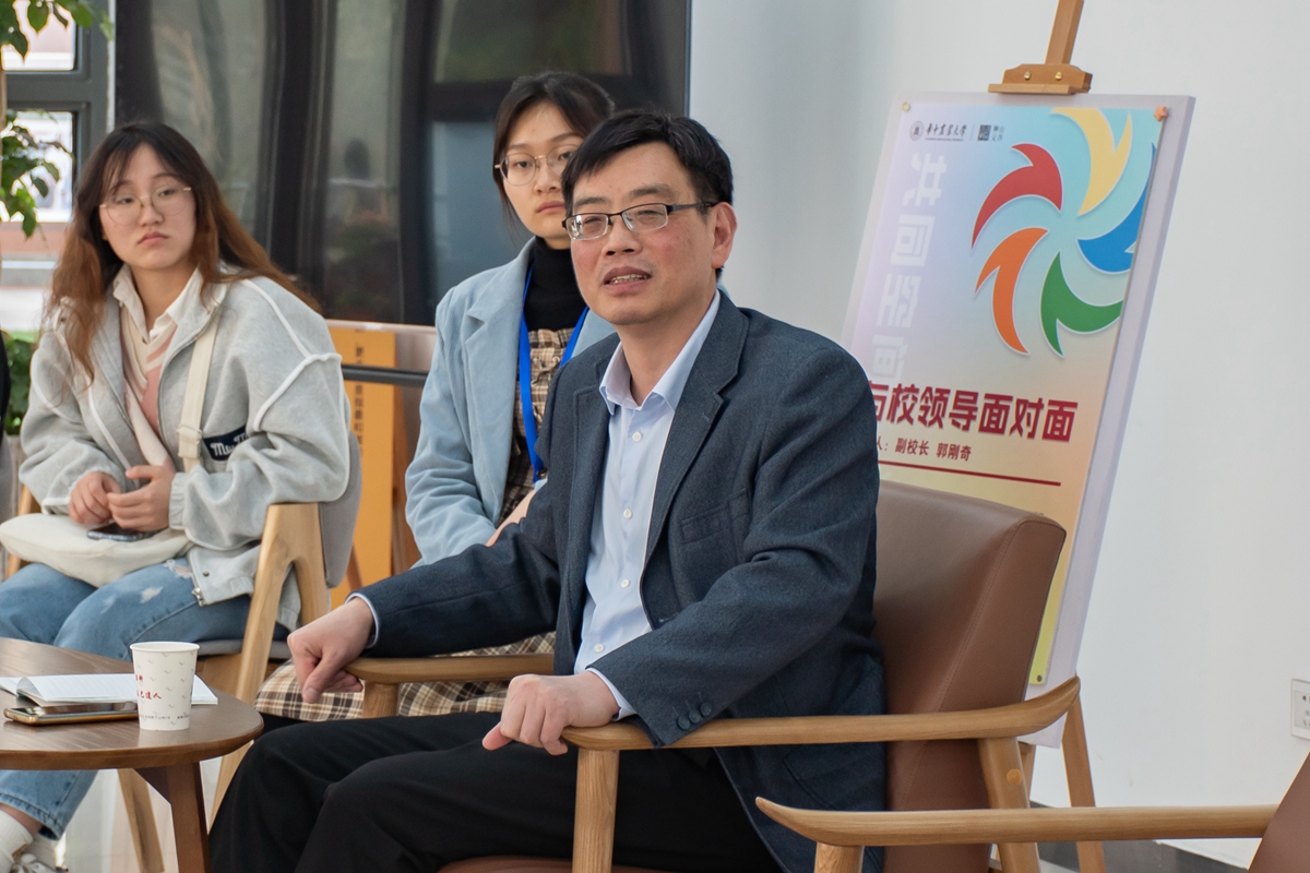 副校长听同学讲述自己的问题(学通社记者 付欣然 摄)
