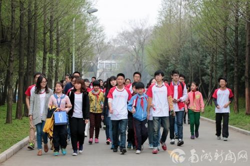 志愿者带领孩子们去花卉基地