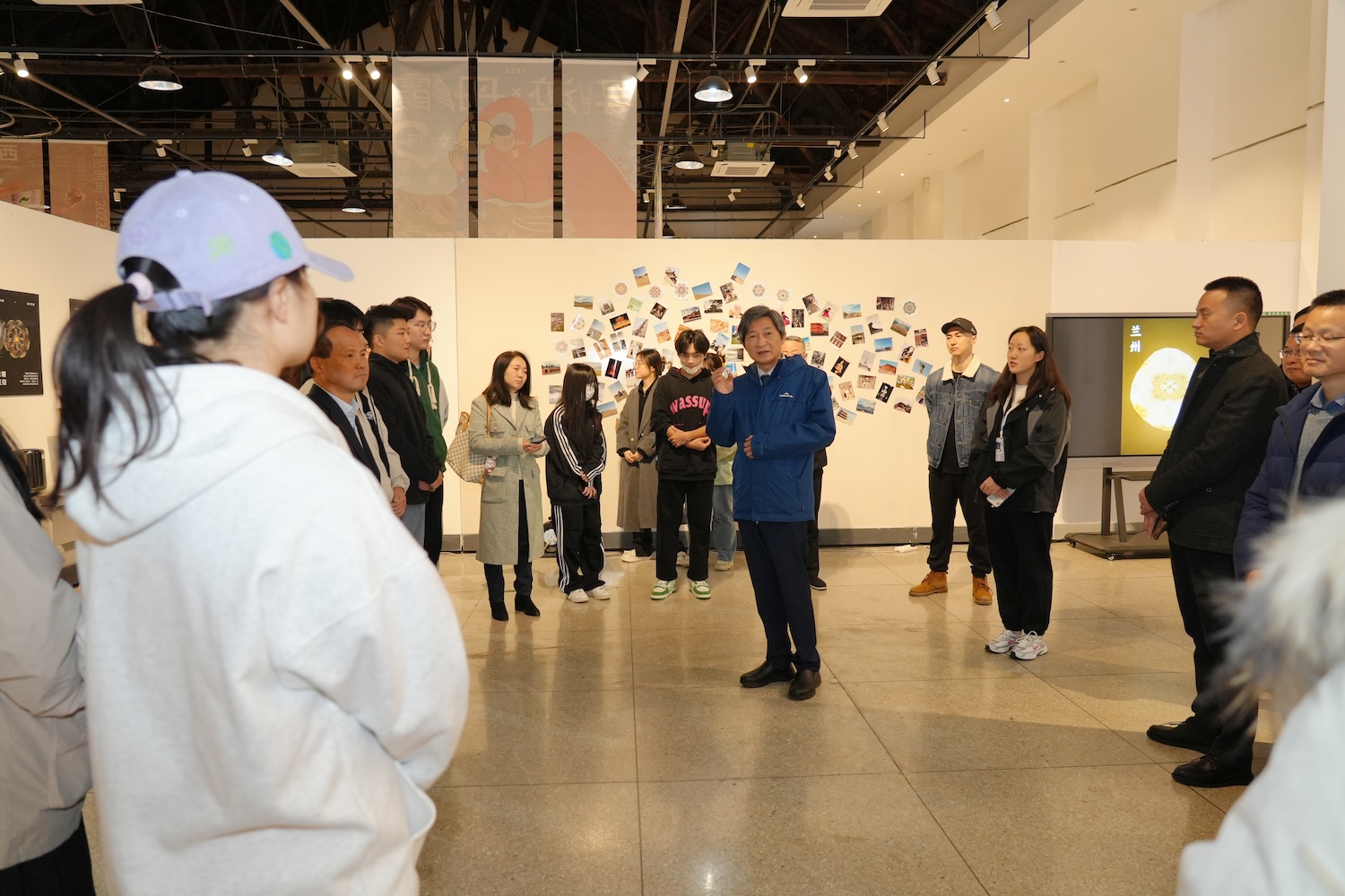高翅观展后与艺术设计系师生交流(记者 晏华华 摄)