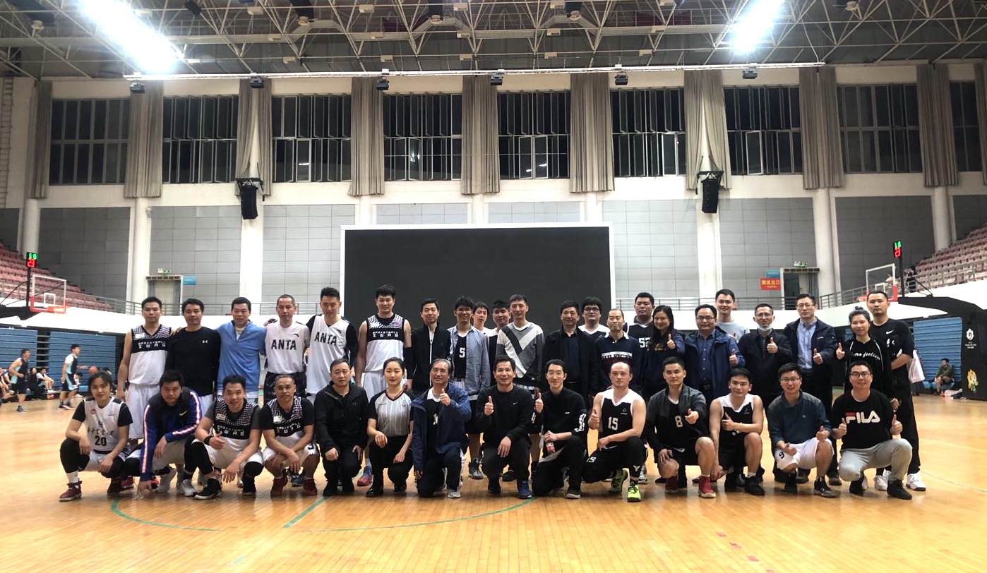 和希顺与院教职工篮球队赛后合影(生命科学技术学院 供图)