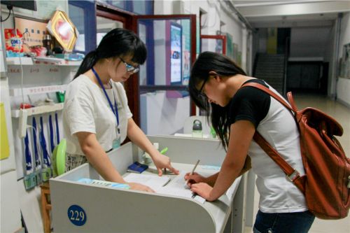 2.宿舍楼下的仍有暑假兼职的楼管同学在值班。