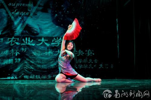 一席短装旗袍,手执红扇,配合着一曲《风月》,四号潘可欣舞得曼妙。