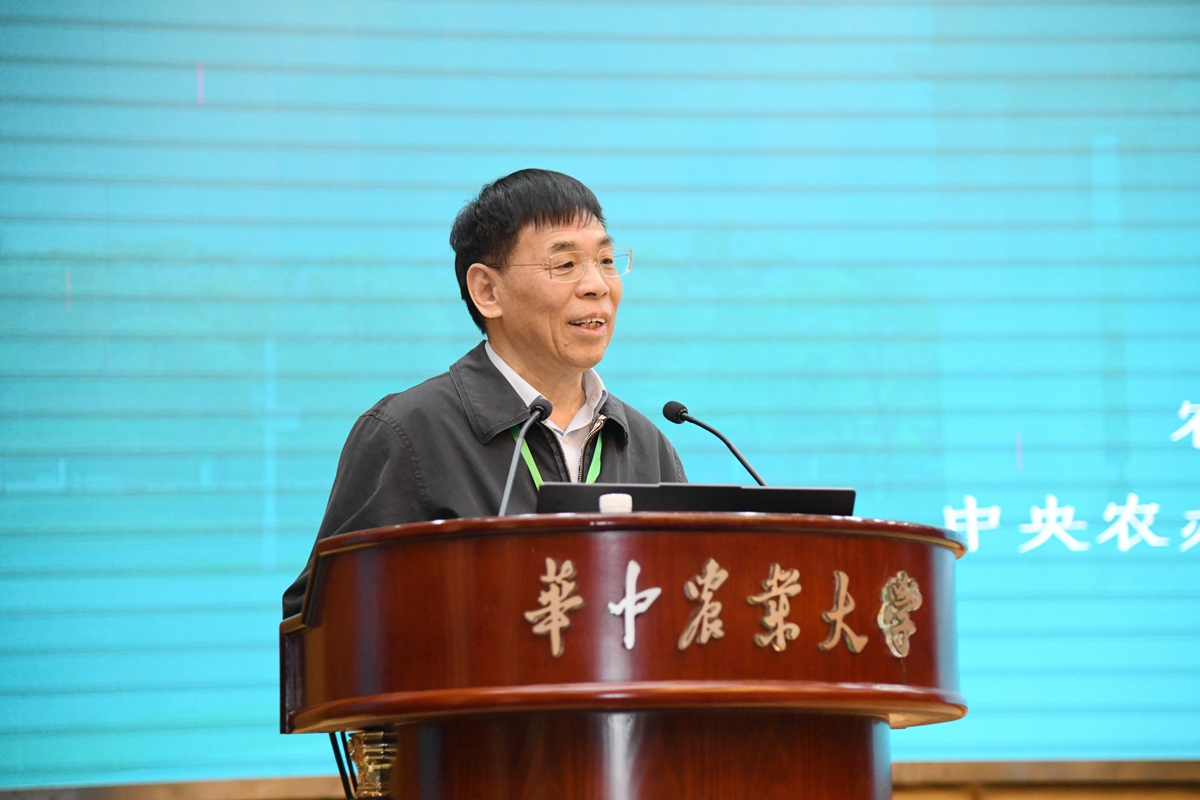 8 华中农业大学乡村振兴研究院院长、原农业农村部农村经济研究中心主任宋洪远教授作主题报告（徐行 摄）