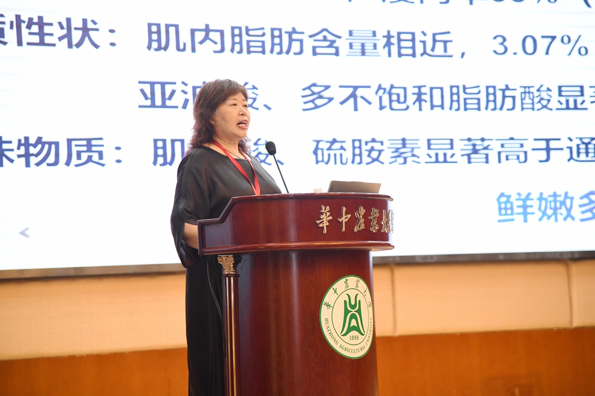 12 华中农业大学刘榜老师上台推介“优质抗病鄂通两头乌新品种”(通讯员 徐行 摄)