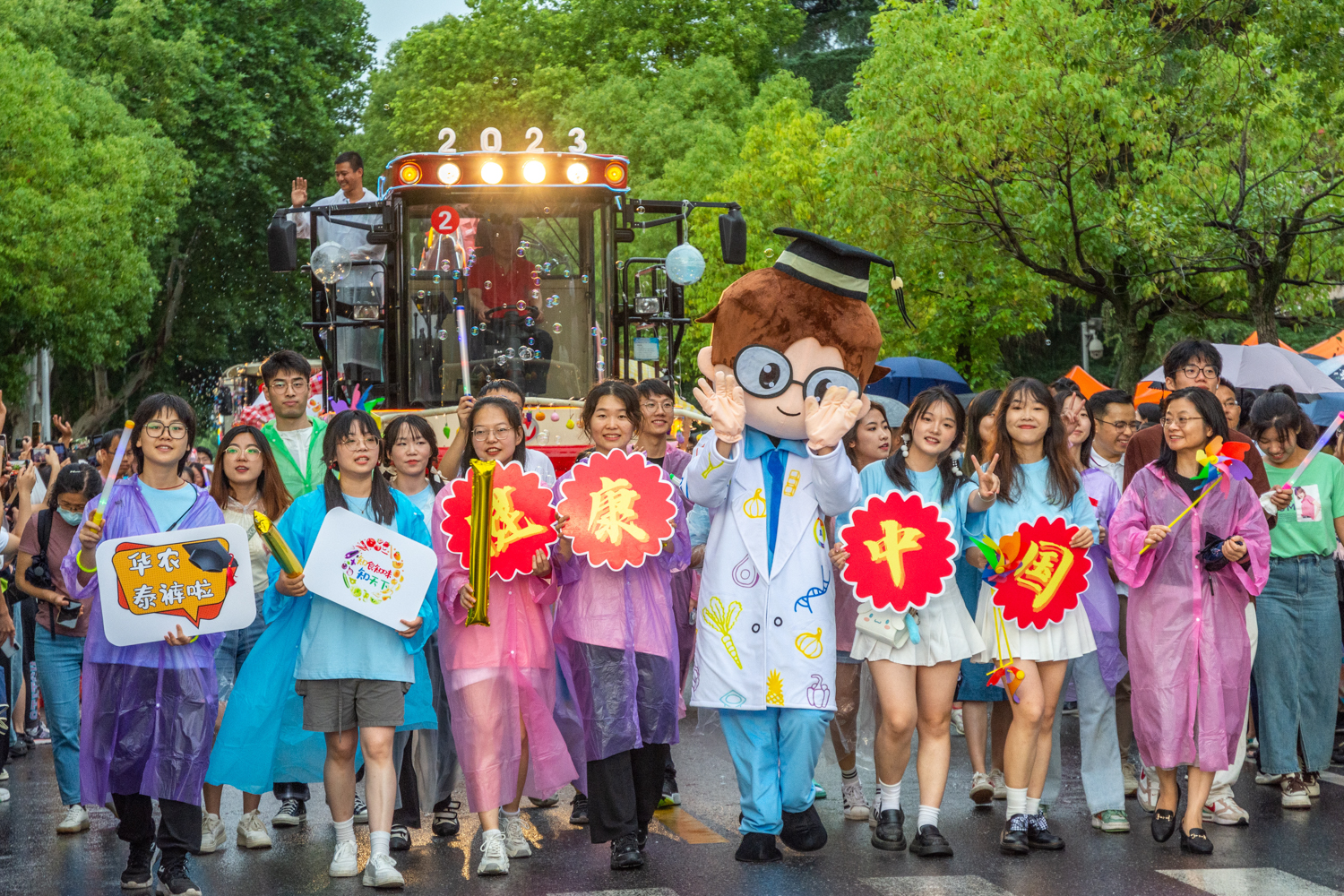 食品科学技术学院巡游队伍挥手致意（学通社记者 周仁杰 摄）-33