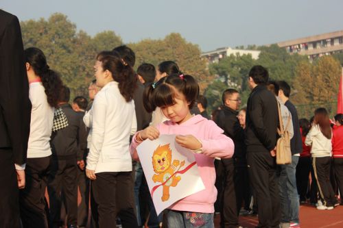 手执鑫巴贴纸的小朋友