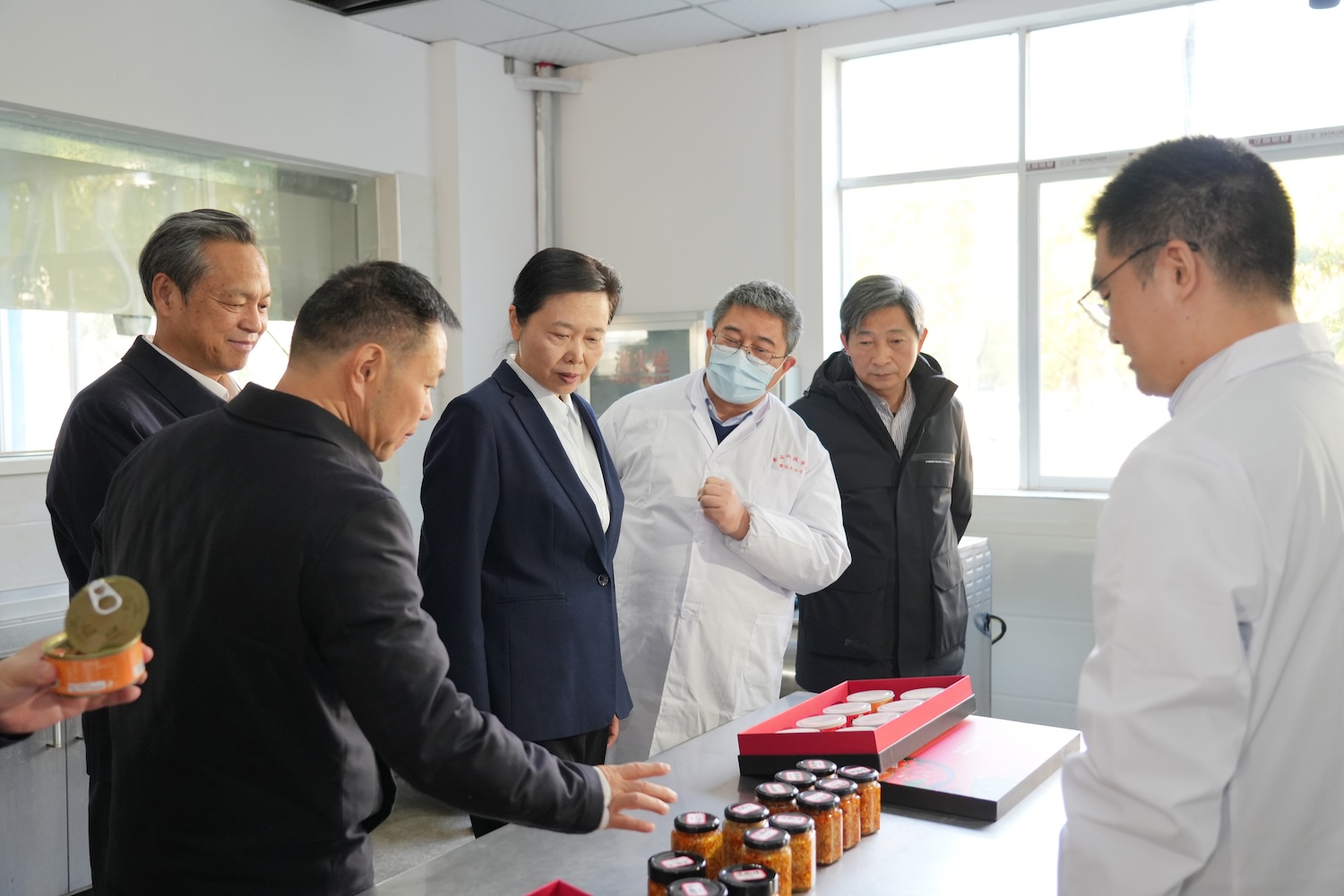 王艳玲一行调研食品工程训练中心,听取熊善柏教授和胡杨副教授汇报小龙虾休闲食品新品种研发情况
