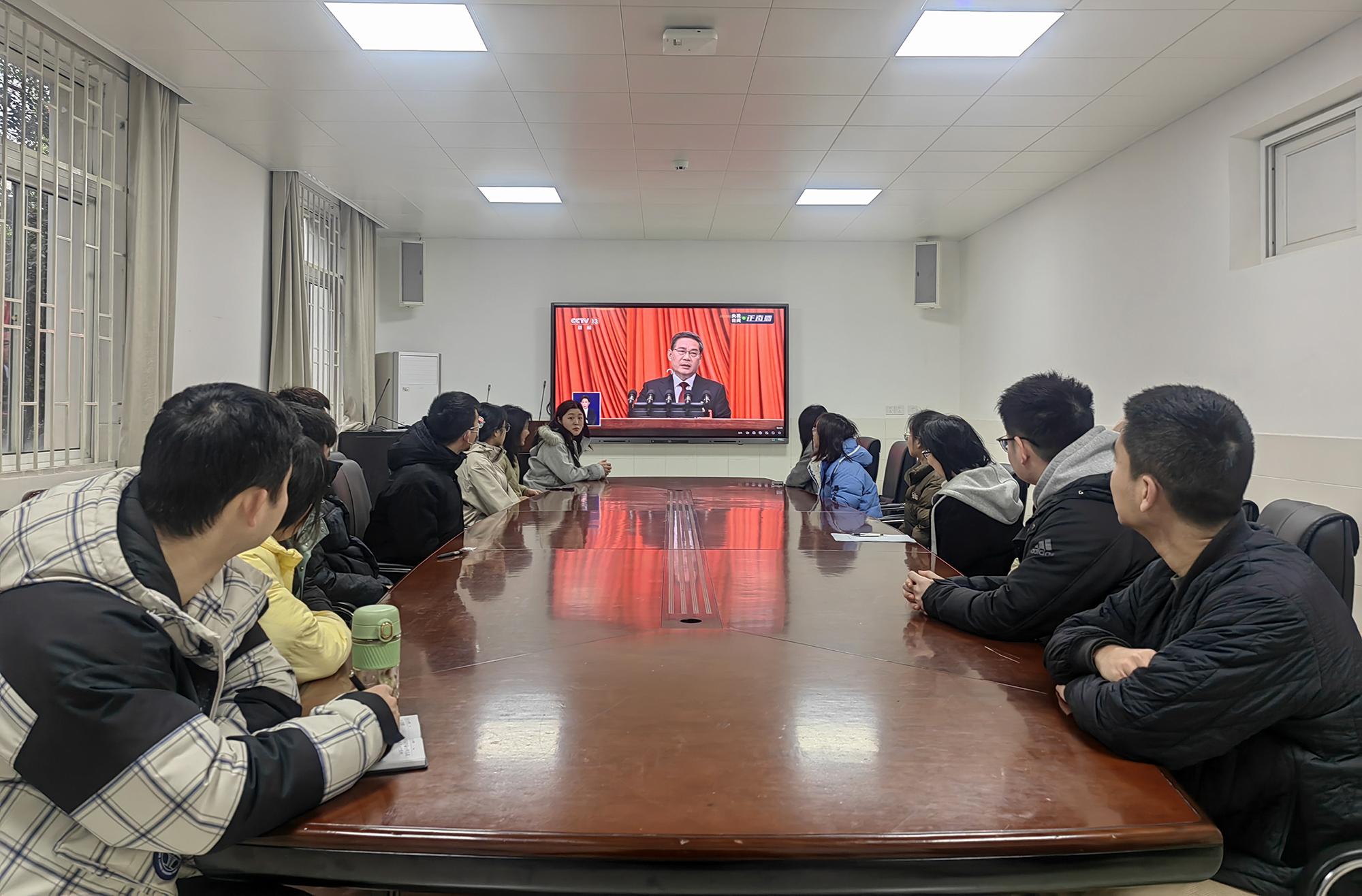 化学学院师生收看全国“两会”直播现场（通讯员 熊锦 供图）