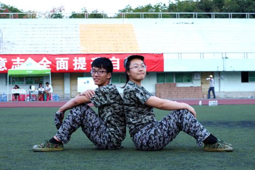 兄妹二人,两小无猜