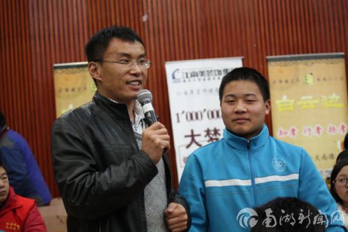 李老师与同学们亲切互动