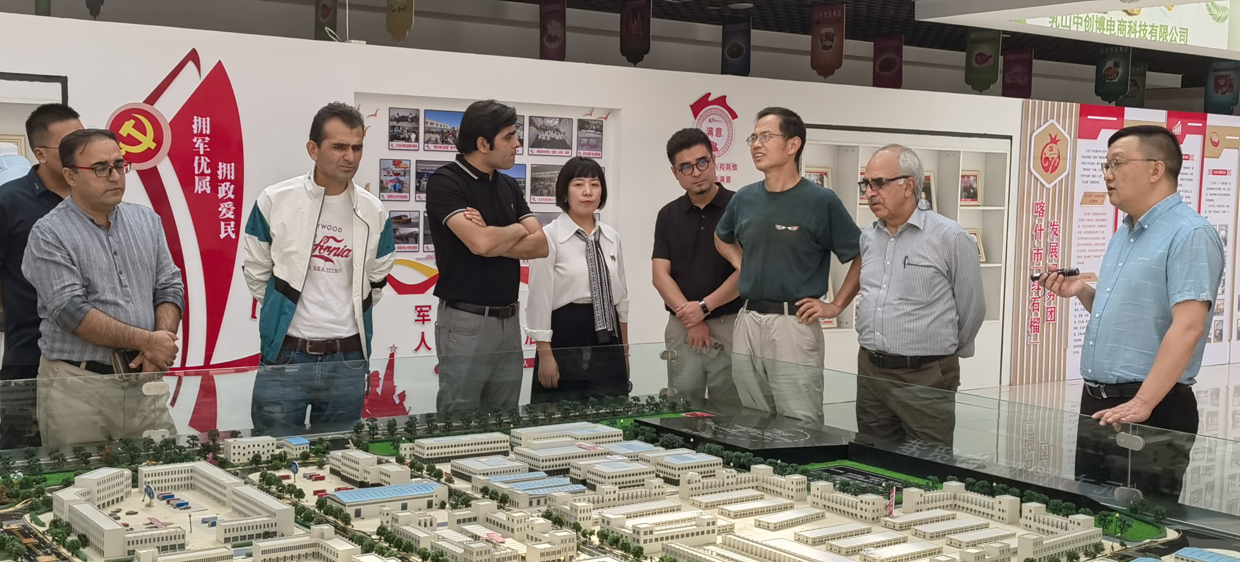 参会嘉宾调研喀什电商综合试验区