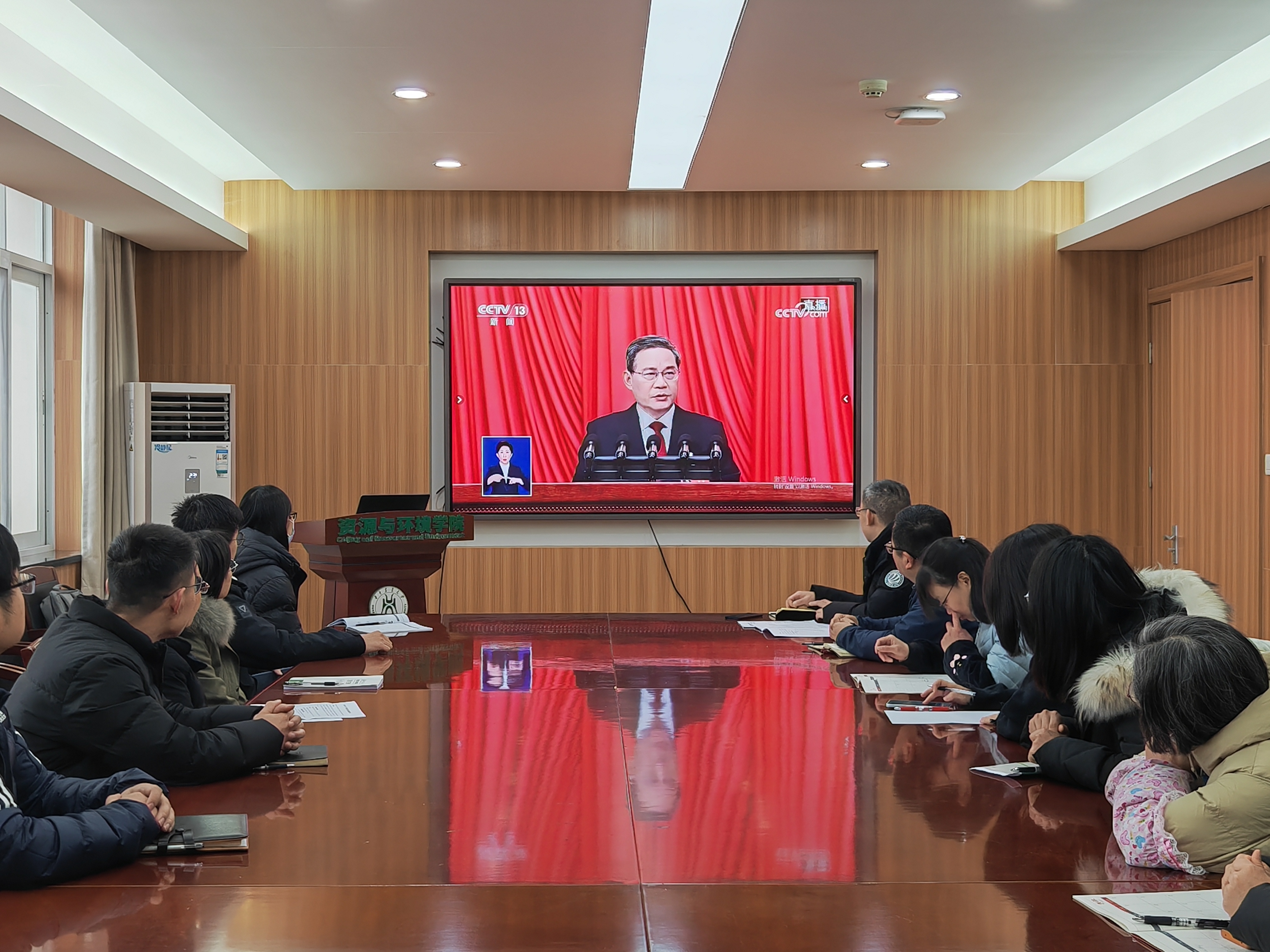 植物科学技术学院师生收看全国“两会”直播现场（通讯员 许泽远 摄）