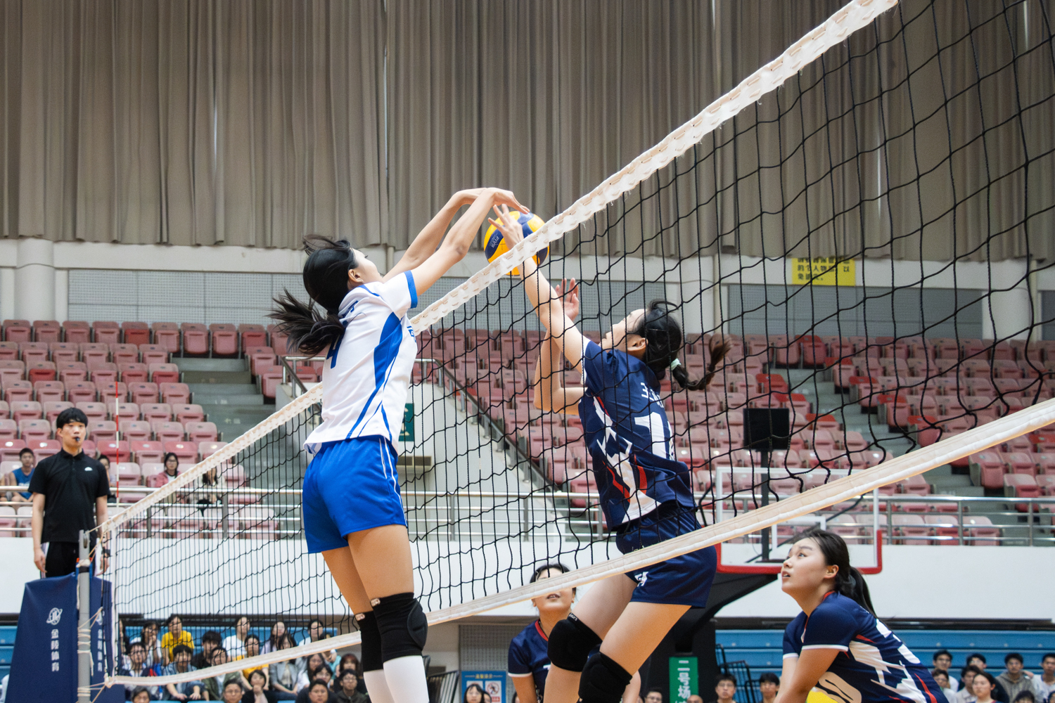 动物科学技术学院、动物医学院4号任心可网前拦球(学通社记者 仇傲 摄)